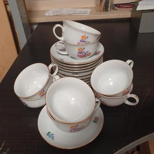 Set van 8 brocante theekopjes met 11 schoteltjes met bloemde, Huis en Inrichting, Keuken | Servies, Gebruikt, Kop(pen) en/of Schotel(s)