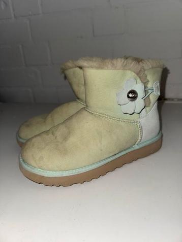 UGG mini Bailey button poppy UGGS aparte kleur beschikbaar voor biedingen