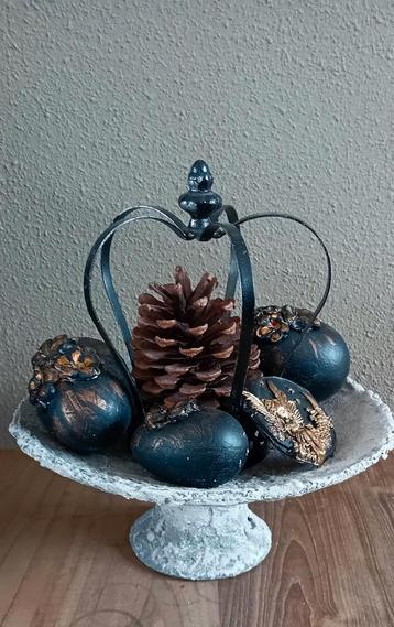 Mooie etagere met decoratie beschikbaar voor biedingen