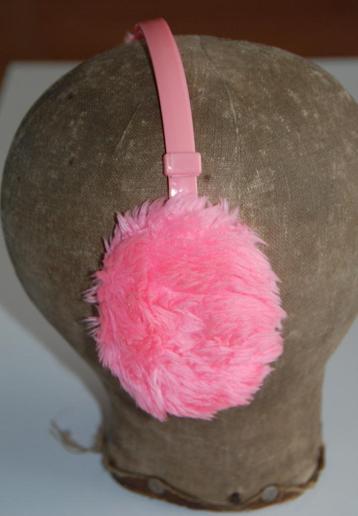 Leuke roze oorwarmers beschikbaar voor biedingen