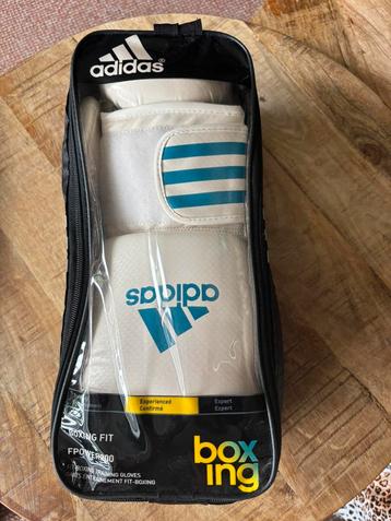 Adidas bokshandschoenen beschikbaar voor biedingen