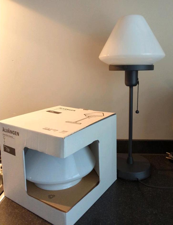IKEA Älvängen Tafellampen | 1 nieuw, 1 gebruikt, Huis en Inrichting, Lampen | Tafellampen, Nieuw, 50 tot 75 cm, Glas, Metaal, Ophalen
