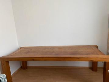 eiken tafel beschikbaar voor biedingen