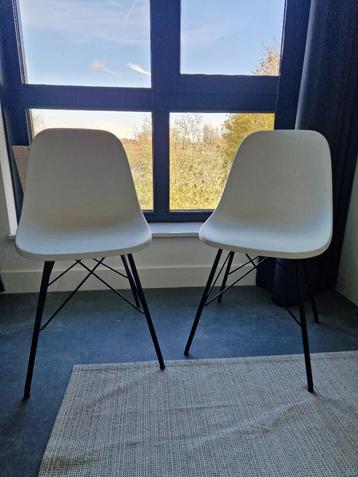 2 Witte eetkamerstoelen met zwart frame (kuipstoelen) beschikbaar voor biedingen