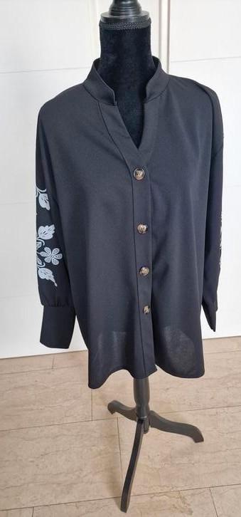 85)Te koop nieuw zwarte blouse met bloem 1maat ongv 48/50/52 beschikbaar voor biedingen
