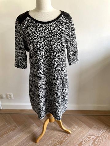 Maison Scotch: Vlotte jurk zwart witte jurk. Maat L beschikbaar voor biedingen