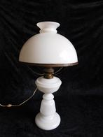 Oude olielamp van wit glas, wit glazen voet met wit glazen k, Antiek en Kunst, Ophalen