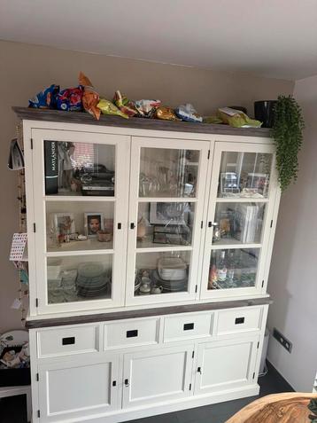 Mooie buffetkast met veel opbergruimte beschikbaar voor biedingen