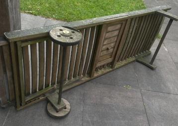 Hardhouten ligbed beschikbaar voor biedingen