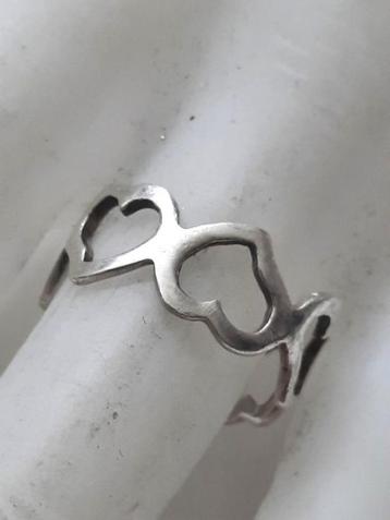 Mooie zilveren ring bestaande uit zes open hartjes 925  beschikbaar voor biedingen