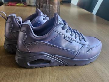 Zo goed als nieuwe metallic paarse skechers beschikbaar voor biedingen