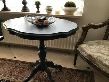 Antieke bijzettafel beschikbaar voor biedingen