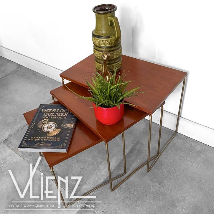 Vintage mimiset, drie nesting tables, houtfineer en metaal, Verzamelen, Retro, Huis en Inrichting, Ophalen