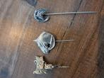 2 speld paarden hoofd 1 in hoefijzer 1 x speld paarde zadel., Verzamelen, Speldjes, Pins en Buttons, Ophalen of Verzenden, Zo goed als nieuw
