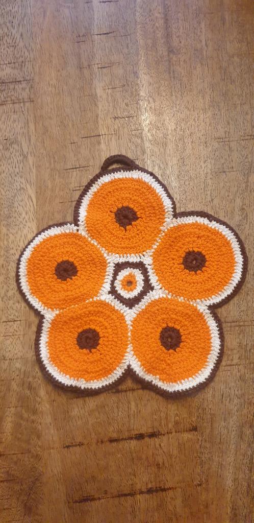 Vintage oranje, bruine en wit gehaakte pannenlap , Ophalen of Verzenden, Zo goed als nieuw, Oranje, Overige typen