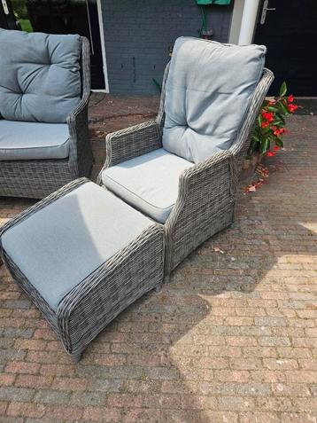 Twee verstelbare tuinstoelen wicker met voetenbankjes beschikbaar voor biedingen
