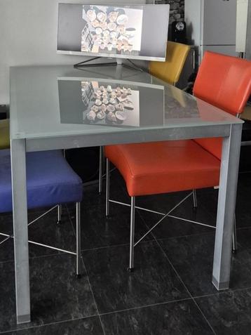 Eettafel zonder de stoelen beschikbaar voor biedingen