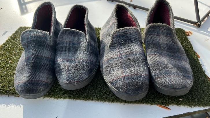 2 paar pantoffels maat 43 en 46, Kleding | Heren, Schoenen, Zo goed als nieuw, Pantoffels of Sloffen, Overige kleuren, Ophalen of Verzenden