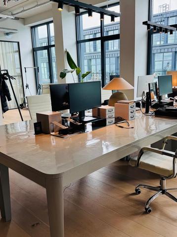 Groot Bureau / Eettafel beschikbaar voor biedingen
