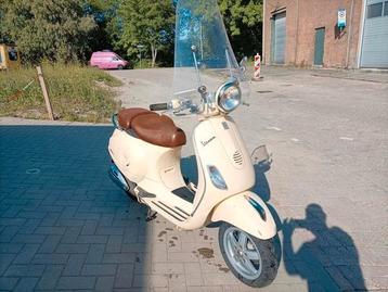 Leuke Vespa lxv 2t bj 2010 snor  ziet foto  beschikbaar voor biedingen