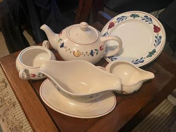 Vintage Servies met Bloemmotief grote koffer vol  beschikbaar voor biedingen
