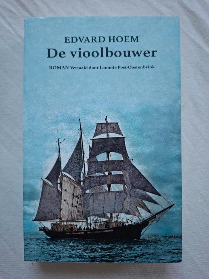 De Vioolbouwer - Edvard Hoem, Boeken, Romans, Zo goed als nieuw, Nederland, Ophalen of Verzenden