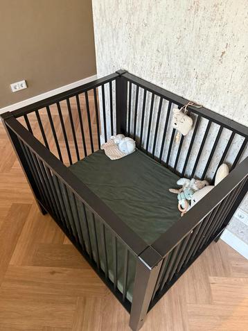 Box met matras en hoeslaken beschikbaar voor biedingen