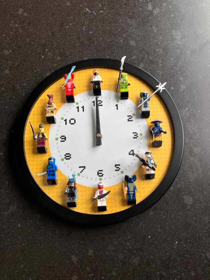 LEGO Ninjago Wandklok met 12 Minifiguren, Huis en Inrichting, Woonaccessoires | Klokken, Zo goed als nieuw, Wandklok, Analoog