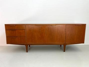 Vintage dressoir van McIntosh beschikbaar voor biedingen