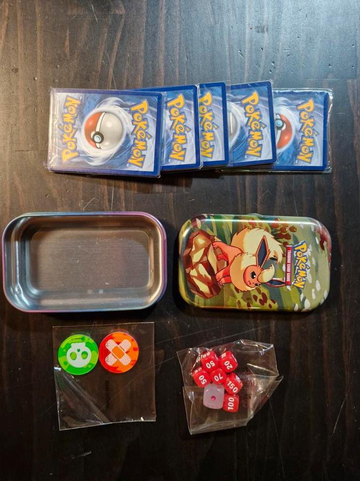 Pokémon TCG Tin met Kaarten en Accessoires, Hobby en Vrije tijd, Verzamelkaartspellen | Pokémon, Zo goed als nieuw, Overige typen