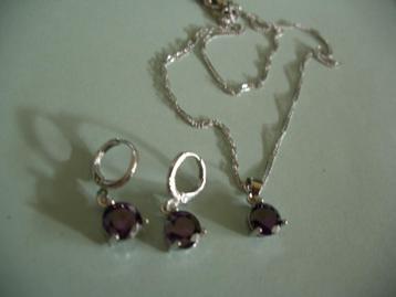 Een mooie Zilveren Sieraden Set met Paarse Zirkonia stenen beschikbaar voor biedingen