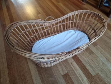 Rieten mand, wieg, incl matras en hoes beschikbaar voor biedingen