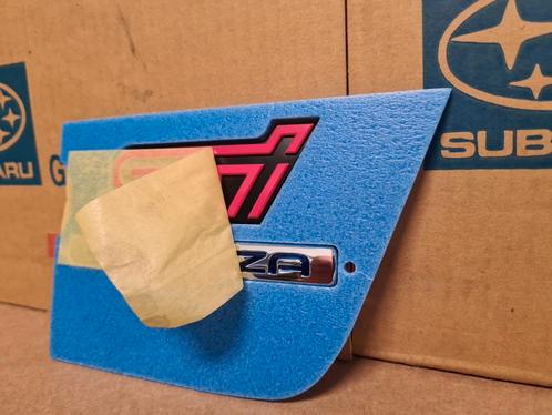 subaru STI pink/impreza kofferbak badge nieuw oem 93073FE800, Auto diversen, Auto-accessoires, Nieuw, Ophalen of Verzenden