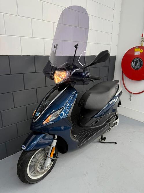Piaggio New Fly 4Takt 25km 2015 Snorscooter ( Nieuwstaat ), Fietsen en Brommers, Scooters | Peugeot, Ophalen