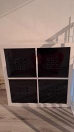 NIEUWSTAAT WIT HOOGGLANS IKEA KALLAX VAKKENKAST MET BAKKEN, Ophalen, Zo goed als nieuw