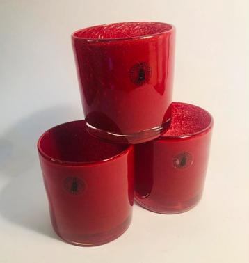 Drie handgemaakte waxinelichthouders, gamaakt van rood glas beschikbaar voor biedingen