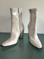 GRATIS VERZENDEN | CASUAL lak creme beige laarzen 39, Verzenden, Beige, Lage of Enkellaarzen, Zo goed als nieuw