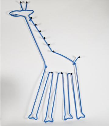 Blauw metalen kinderkapstok in de vorm van een giraffe beschikbaar voor biedingen