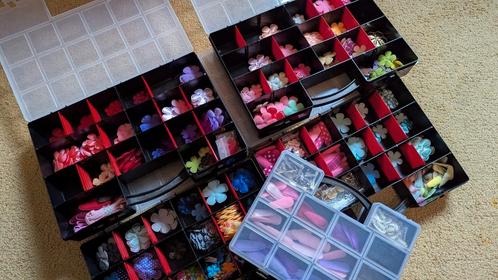 Grote hoeveelheid materiaal voor  speldjes/haarclipjes, Hobby en Vrije tijd, Kralen en Sieraden maken, Nieuw, Bedel, Ophalen of Verzenden