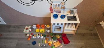 Keukentje met servies en kookset beschikbaar voor biedingen