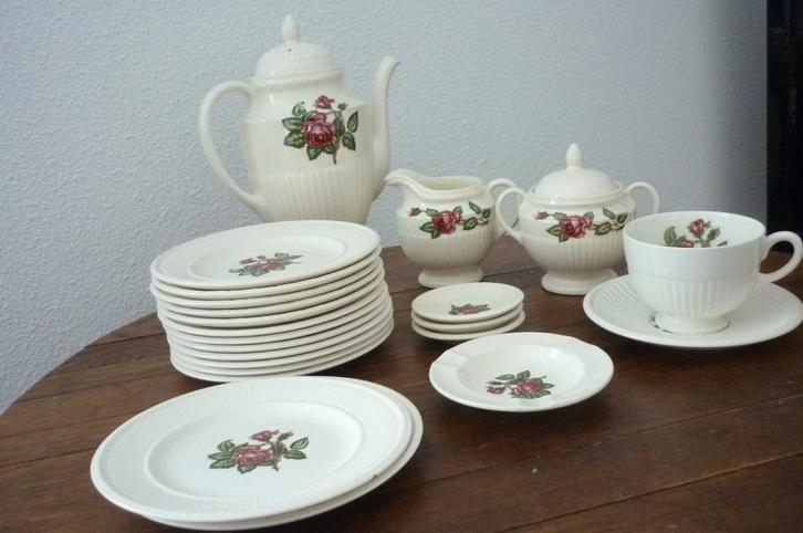 Wedgwood Edme Moss Rose delen los te koop, Huis en Inrichting, Keuken | Servies, Gebruikt, Overige typen, Wedgwood, Aardewerk