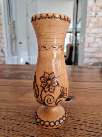 Houten Vaasje met Bloemen beschikbaar voor biedingen