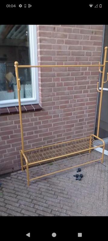 Moderne kledingrek beschikbaar voor biedingen