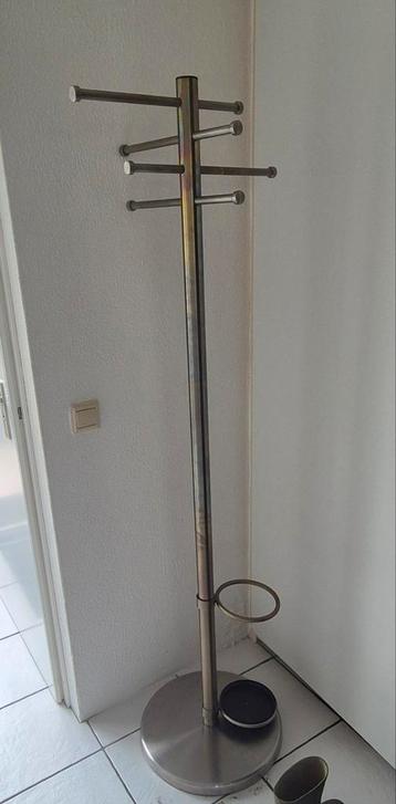 Kapstok chroomkleur, 8 haken en handige paraplu opbergvak

 beschikbaar voor biedingen