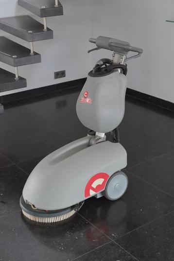 Comac Vispa 35B schrob/zuigmachine op accu beschikbaar voor biedingen