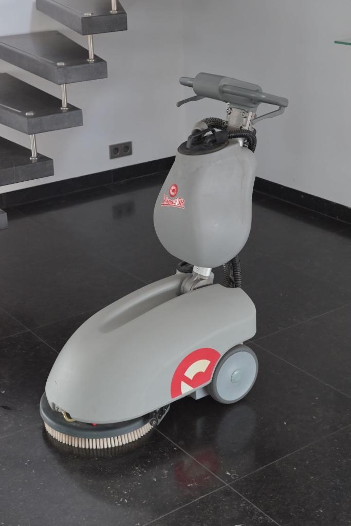 Comac Vispa 35B schrob/zuigmachine op accu, Doe-het-zelf en Verbouw, Reinigingsmachines, Zo goed als nieuw, Schrobmachine, Ophalen