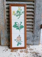 3 Vintage tegeltjes met bloemen in houten lijstje, Ophalen of Verzenden