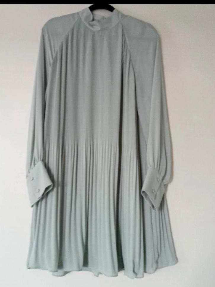 Nieuwe gepliceerde turquoise gevoerde jurk., Kleding | Dames, Jurken, Nieuw, Maat 42/44 (L), Overige kleuren, Knielengte, Ophalen of Verzenden