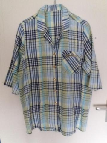 Een geruite blouse met korte mouw, en goudkleurige knoopjes. beschikbaar voor biedingen