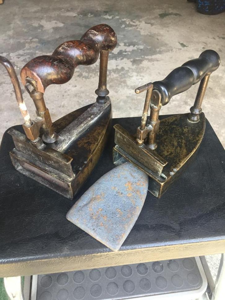 2x strijkijzer een met vuursteen antiek koper zeldzaam model, Antiek en Kunst, Antiek | Koper en Brons, Koper, Ophalen of Verzenden